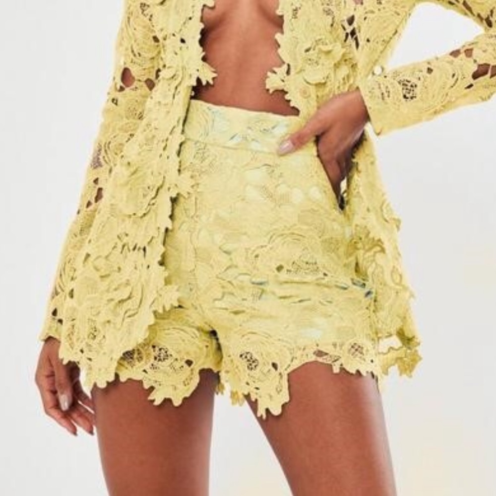 Lemon co-it’s crochet lace shorts